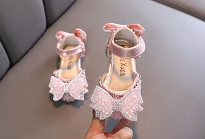 Detailansicht der rosa Prinzessinnen-Sandalen für Mädchen mit Strass-Schleife