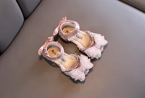 Draufsicht auf rosa Prinzessinnen-Sandalen mit großer Strass- und Perlen-Schleife