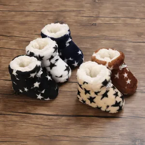 Botas de invierno para bebé con suela blanda y patrón de estrellas en varios colores