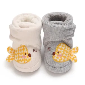 Vue détaillée de bottes de neige d'hiver pour bébés avec tricot et doublure polaire