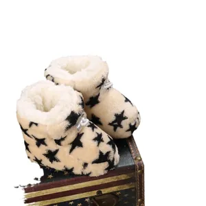 Botas de invierno de felpa para bebé con estrellas negras y suelas suaves antideslizantes