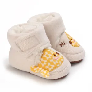 Vue rapprochée de bottes de neige d'hiver pour bébé avec doublure chaude en polaire