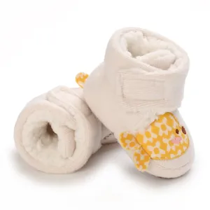 Détail de la doublure en peluche douce et du motif de dessin animé jaune pour bébés