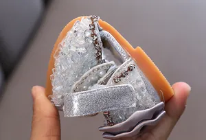 Nahaufnahme der flexiblen weichen Sohle der glitzernden Strass-Mädchen-Sandalen