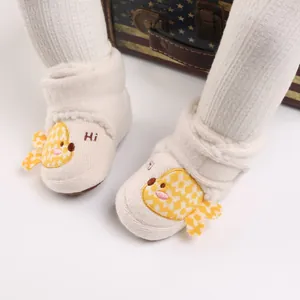 Gros plan de bottes d'hiver souples pour bébé avec motif poussin brodé