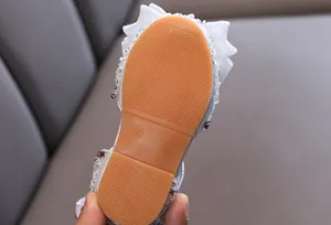 Nahaufnahme der rutschfesten Gummisohle bei Mädchen Prinzessinnen Sandalen mit Strass