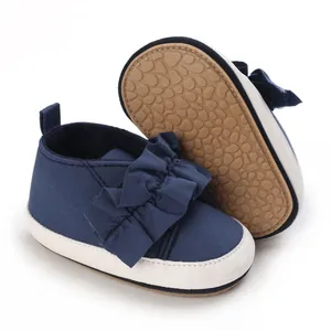 Detailansicht dunkelblauer Baby-Lauflernschuhe mit Rüschen und weicher Anti-Rutsch-Sohle