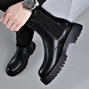 Modische schwarze Chelsea-Boots aus Leder für Herren mit dicker Sohle und Design