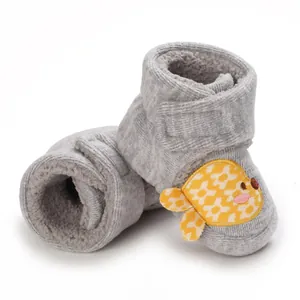 Détail des bottes de neige pour bébé grises avec doublure douce et poisson jaune