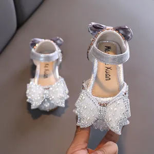 Glitzernde silberne Prinzessinnen-Sandalen für Mädchen mit Perlen- und Strassschleife