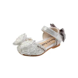 Glitzernde silberne Mädchen Prinzessin Sandalen mit einer eleganten Perlen Schleife