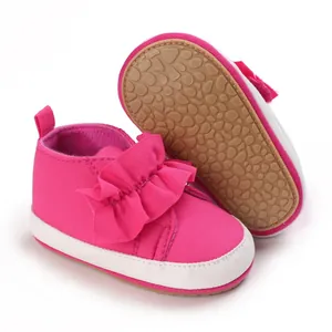 Detailansicht rosa Babylauflernschuhe mit Rüschen und rutschfester Gummisohle Texture.