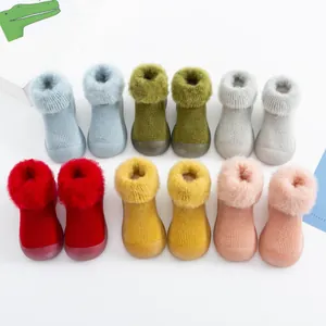 Detalle de zapatos calcetín para bebé con forro de felpa y suela suave antideslizante.