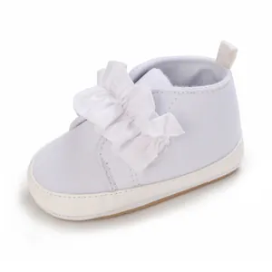 Detailansicht der weißen Rüschendekoration am weichen Baby-Lernschuh