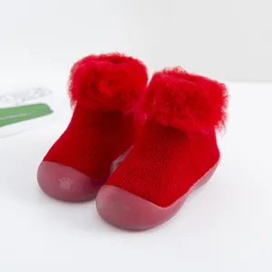 Primer plano de calcetines zapato rojos de invierno para bebé con forro de felpa y suela blanda