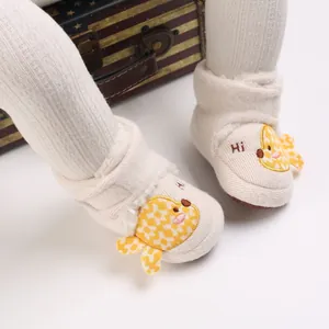 Vue détaillée de chaussons d'hiver chauds pour bébé avec girafe et doublure polaire.