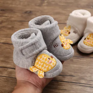 Vue détaillée des chaussons d'hiver pour bébés doublés de polaire avec motif dessin animé