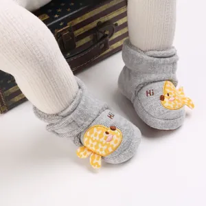 Gros plan de chaussures de marche souples grises avec un oiseau jaune en cartoon.
