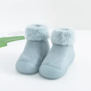 Detalle de los calcetines de invierno azul claro para bebé con cuello de felpa suave