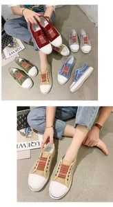 Vista dettagliata di vari mocassini in tela da donna con fascia elastica in diversi colori