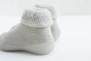 Primer plano de calcetines zapatos cálidos para bebé con suelas suaves y gruesas