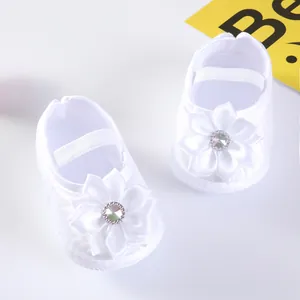 Weiße Babyschuhe für Mädchen mit weicher Sohle und eleganter Seidenblumendeko