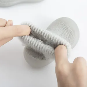 Primer plano detallado del forro polar grueso de los zapatos grises de invierno para bebé