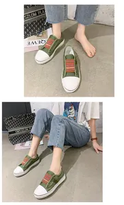 Vista dettagliata di sneakers basse verdi da donna con fascia elastica colorata e punta bianca.