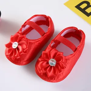 Elegante rote Satin-Babyschuhe für Mädchen mit dekorativer floraler Strassverzierung