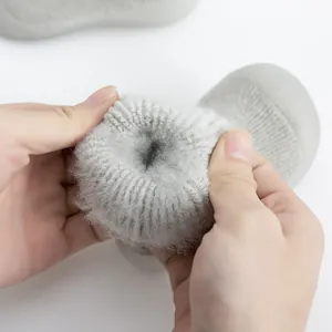 Detalle de primer plano del forro de vellón grueso y suave de los calcetines de invierno
