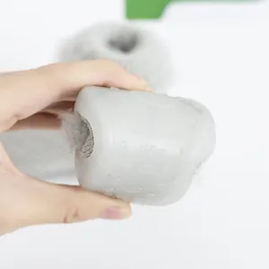 Primer plano de la suela de goma gris suave de zapato para bebé talla 11,5 cm
