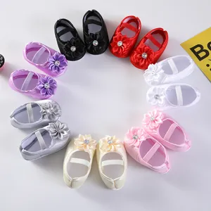 Detailansicht bunter Baby-Prinzessinnenschuhe mit Satinblumen und weichen Sohlen für Säuglinge