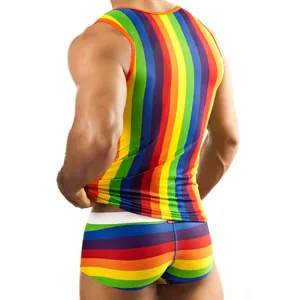 Detailansicht der Rückseite des gestreiften Regenbogen-Sets für Herren, eng anliegend