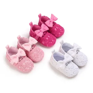 Detail von Baby-Prinzessinenschuhen mit weicher Sohle in drei Farben mit Schleifen