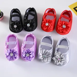 Set mit vier Paar Satin-Prinzessin-Schuhen für Babys mit großen Strass-Blumen Deko