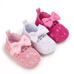 Details von Baby-Prinzessin-Schuhen mit Häkelspitze und Schleife in drei Farben