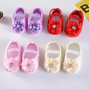 Detailansicht von Baby Prinzessin Schuhen in verschiedenen Farben mit floralen Akzenten
