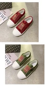 Mocassini da donna in tela a punta tonda con elastici a righe colorate in rosso e verde