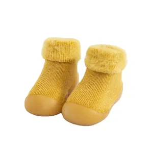 Zapatos de caminante cálidos amarillos para bebé con tejido y forro