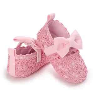 Detailansicht rosa gehäkelte Baby-Prinzessin-Schuhe mit großer dekorativer Schleife