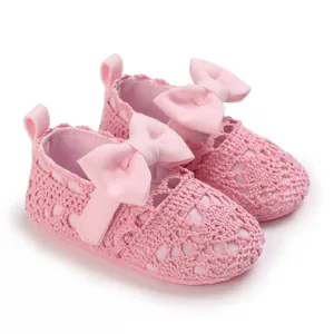 Elegante handgefertigte rosa Häkel-Prinzessinenschuhe für Babys mit großer Schleife.