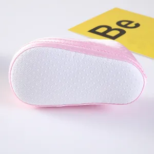 Detaillierte Nahaufnahme der rutschfesten Noppensohle dieser rosa Baby-Prinzessin-Schuhe