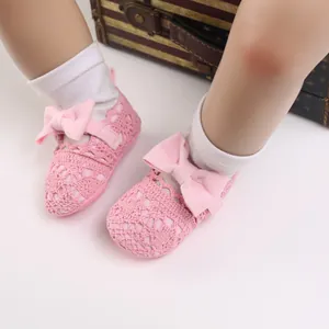 Detailansicht der rosa gehäkelten Baby-Prinzessin-Schuhe mit weicher Sohle und Schleife