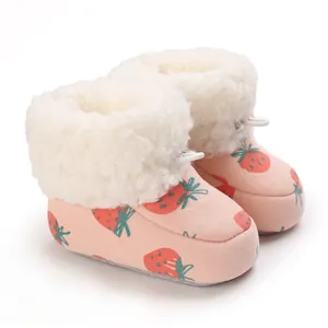 Stivaletti da neve rosa per neonati con stampa di fragole e fodera in morbido peluche bianco