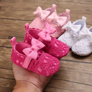 Detailansicht von gehäkelten Baby-Prinzessin-Schuhen mit weichen Sohlen und Schleifen