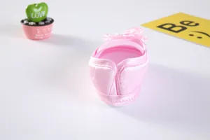 Nahaufnahme der Rückansicht rosa Satin-Baby-Prinzessin-Schuhe mit weicher Sohle.