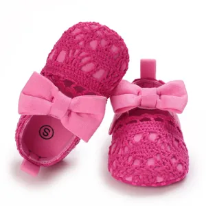 Detailansicht der rosa gehäkelten Baby-Prinzessinenschuhe mit großen Zierschleifen
