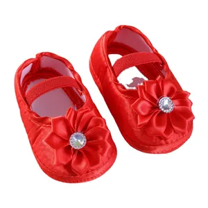 Entzückende rote Baby-Prinzessin-Schuhe aus Satin mit Seidenblume und weicher Sohle für Babys