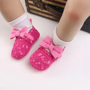 Süße rosa gehäkelte Baby-Prinzessin-Schuhe mit weichen Sohlen und großen Schleifen
