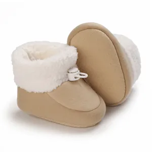 Nahaufnahme warmer beige Babystiefel mit weißem Fleece-Futter und Kordelzugverschluss